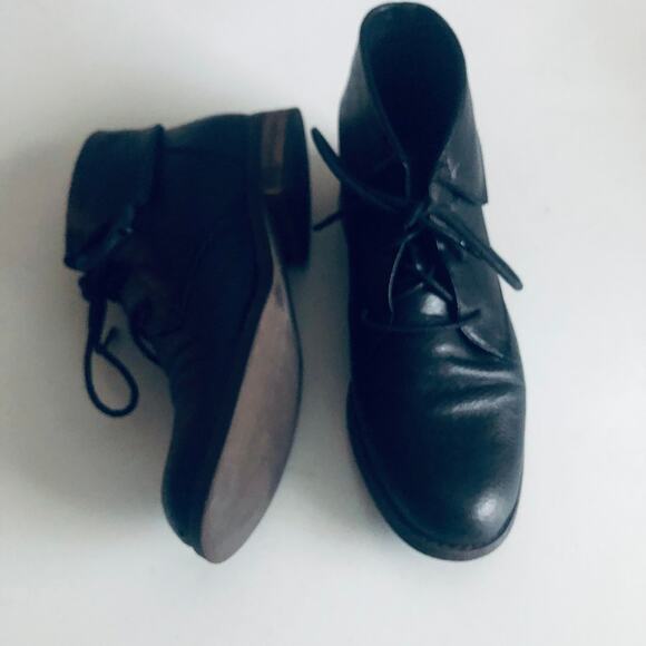 Steve Madden 'Stingrei' Women's 7M Black Leather Lace Up Ankle Boot Fold Over - Picture 2 of 10